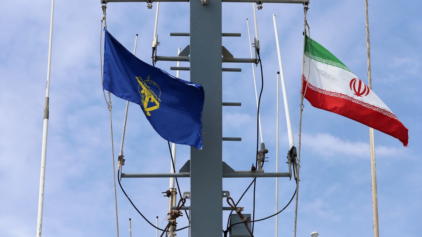 Banderas de la Guardia Revolucionaria Isl&aacute;mica y de Ir&aacute;n en un buque de guerra del estamento militar.
