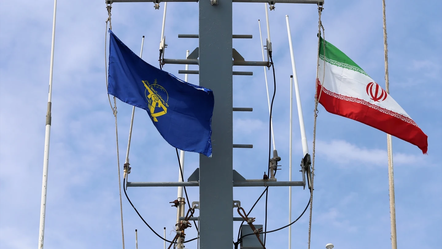 Banderas de la Guardia Revolucionaria Islámica y de Irán en un buque de guerra del estamento militar. Banderas de la Guardia Revolucionaria Islámica y de Irán en un buque de guerra del estamento militar.