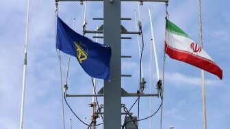 Banderas de la Guardia Revolucionaria Isl&aacute;mica y de Ir&aacute;n en un buque de guerra del estamento militar.