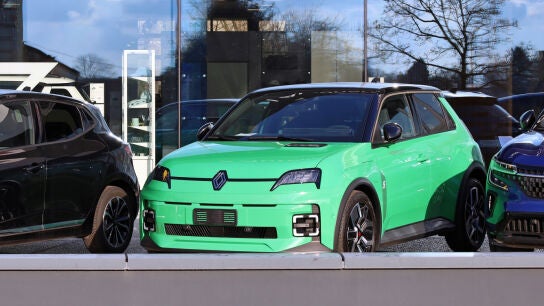 Vista frontal del Renault 5 E-Tech junto al concesionario.