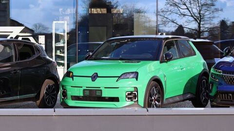 Vista frontal del Renault 5 E-Tech junto al concesionario.