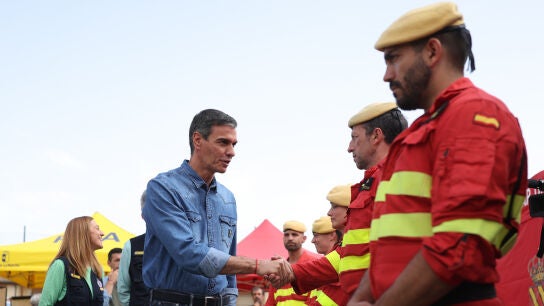 El presidente del Gobierno, Pedro S&aacute;nchez (i), saluda a los brigadistas que est&aacute;n trabajando en el incendio durante una visita al Puesto de Mando Avanzado por el incendio de La Mierla, a 22 de julio de 2026, en Tamaj&oacute;n, Guadalajara, Castilla-La Mancha (Espa&ntilde;a).