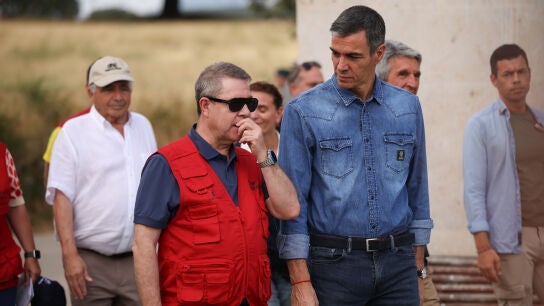 El presidente del Gobierno, Pedro S&aacute;nchez, y el presidente de Castilla-La Mancha, Emiliano Garc&iacute;a-Page, durante una visita al Puesto de Mando Avanzado