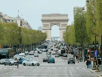 Campos Elíseos con el Arco del Triunfo al fondo, en París Campos Elíseos con el Arco del Triunfo al fondo, en París