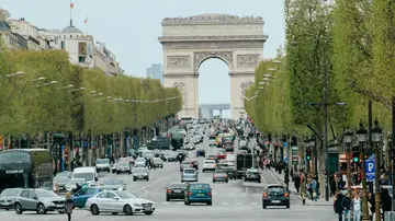 Campos Elíseos con el Arco del Triunfo al fondo, en París Campos Elíseos con el Arco del Triunfo al fondo, en París