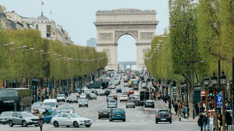 Campos El&iacute;seos con el Arco del Triunfo al fondo, en Par&iacute;s