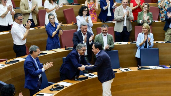 El president de la Generalitat, Juanfran Perez Llorca, saluda a Jos&eacute; Antonio Rovira al finalizar el pleno de Les Corts Valencianes