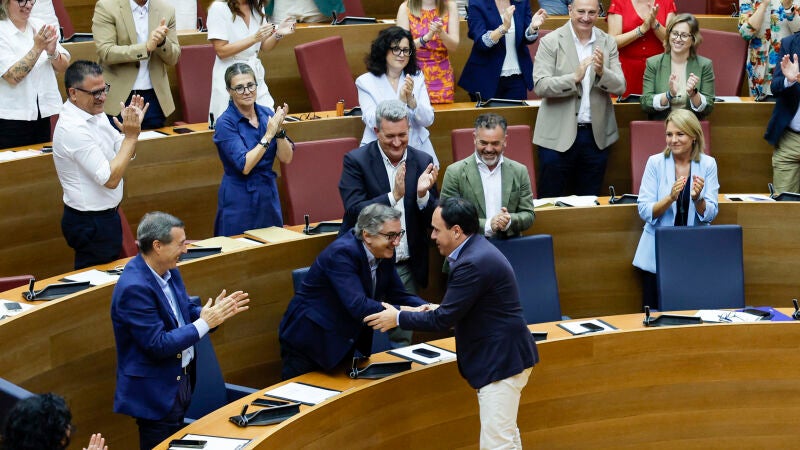 El president de la Generalitat, Juanfran Perez Llorca, saluda a Jos&eacute; Antonio Rovira al finalizar el pleno de Les Corts Valencianes