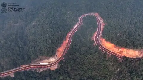 Marcas viales rojas de 5 mm en una carretera nacional india para mejorar la protección de la vida silvestre. Marcas viales rojas de 5 mm en una carretera nacional india para mejorar la protección de la vida silvestre.