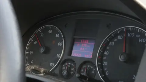 El Gobierno fijará la velocidad máxima a 100 km/h en estas autovías españolas El Gobierno fijará la velocidad máxima a 100 km/h en estas autovías españolas