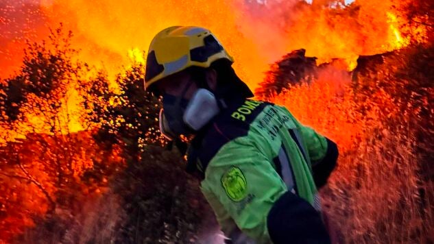 Un bombero trabaja en la extinci&oacute;n de un fuego.