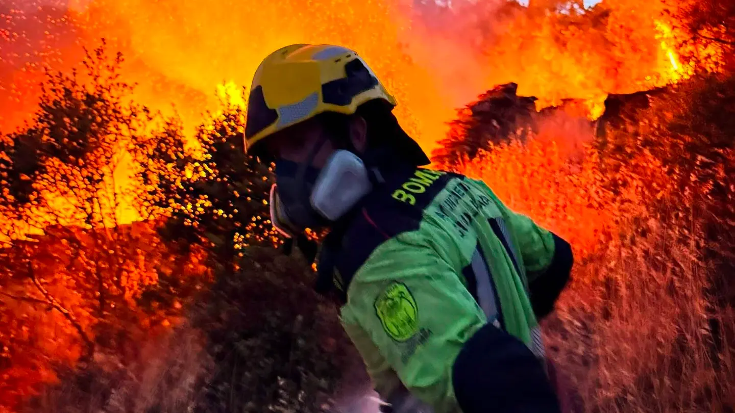 Un bombero trabaja en la extinción de un fuego. Un bombero trabaja en la extinción de un fuego.