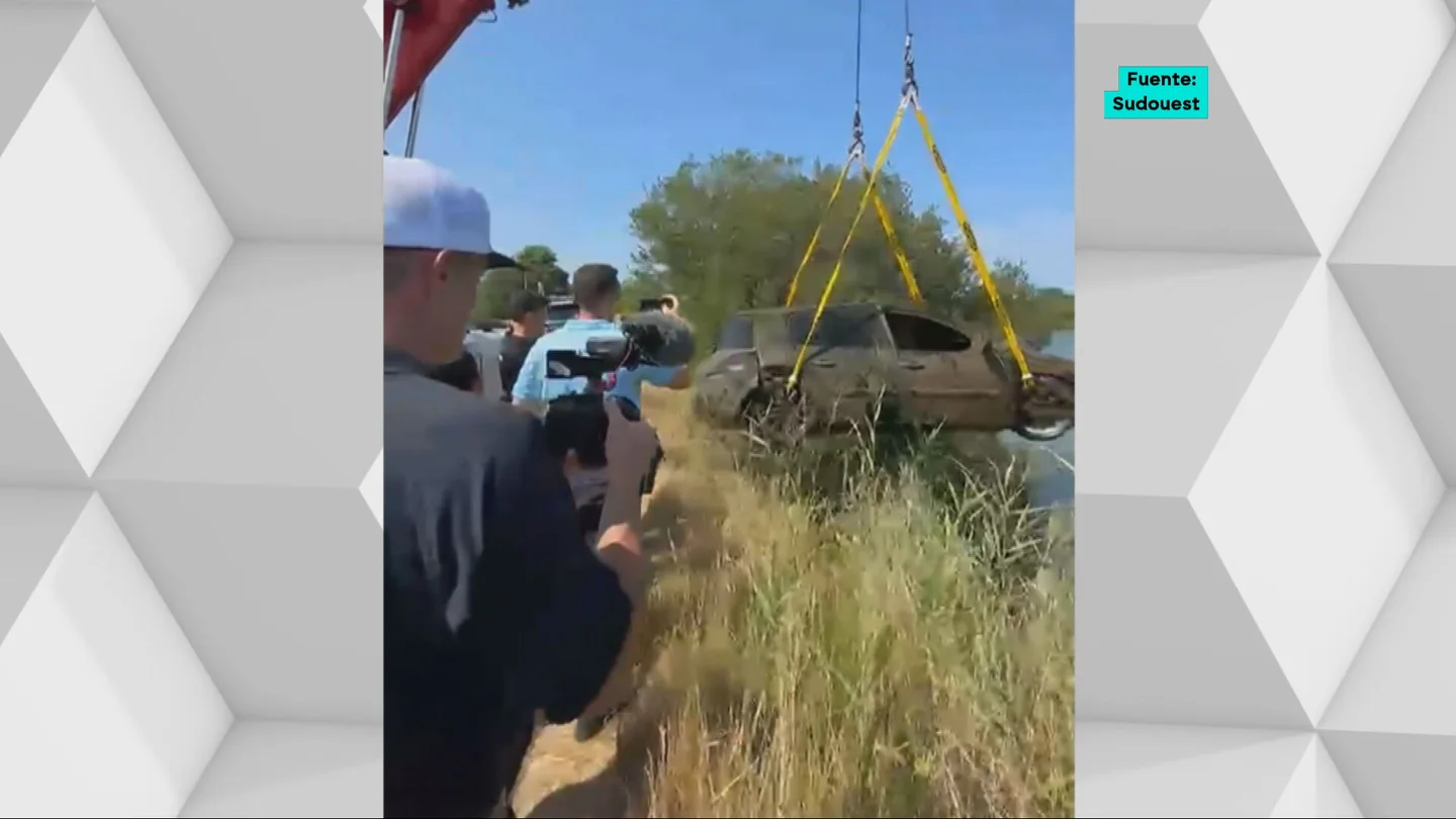 Hallan restos óseos en el coche de un joven desaparecido hace ocho años en Francia: un grupo de buzos resuelve dos misterios en solo 24 horas. Hallan restos óseos en el coche de un joven desaparecido hace ocho años en Francia: un grupo de buzos resuelve dos misterios en solo 24 horas.