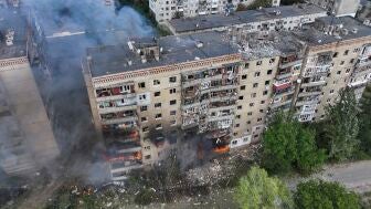 Imagen de un edificio tras un bombardeo en Donetsk