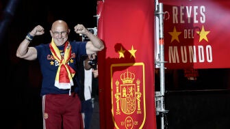 El entrenador de la Selecci&oacute;n Espa&ntilde;ola, Luis de la Fuente, durante la celebraci&oacute;n este lunes en la plaza de Cibeles tras su triunfo en el Mundial ante Argentina.