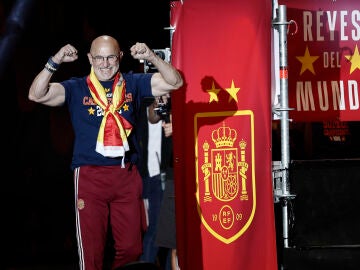 El entrenador de la Selecci&oacute;n Espa&ntilde;ola, Luis de la Fuente, durante la celebraci&oacute;n este lunes en la plaza de Cibeles tras su triunfo en el Mundial ante Argentina.