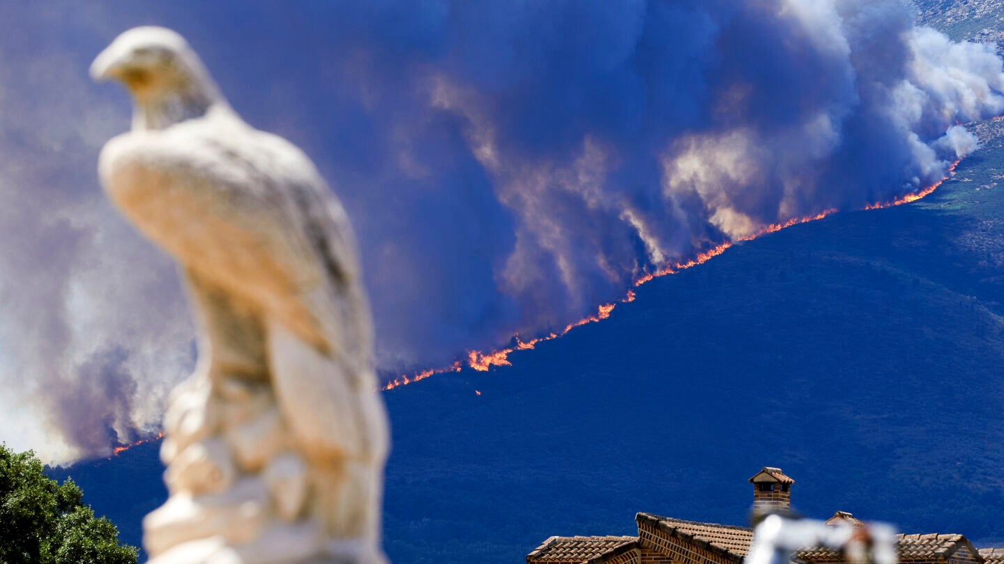 Medios a&eacute;reos trabajan en las labores de extinci&oacute;n del incendio entre las localidades abulenses de Burgohondo y Navaluenga