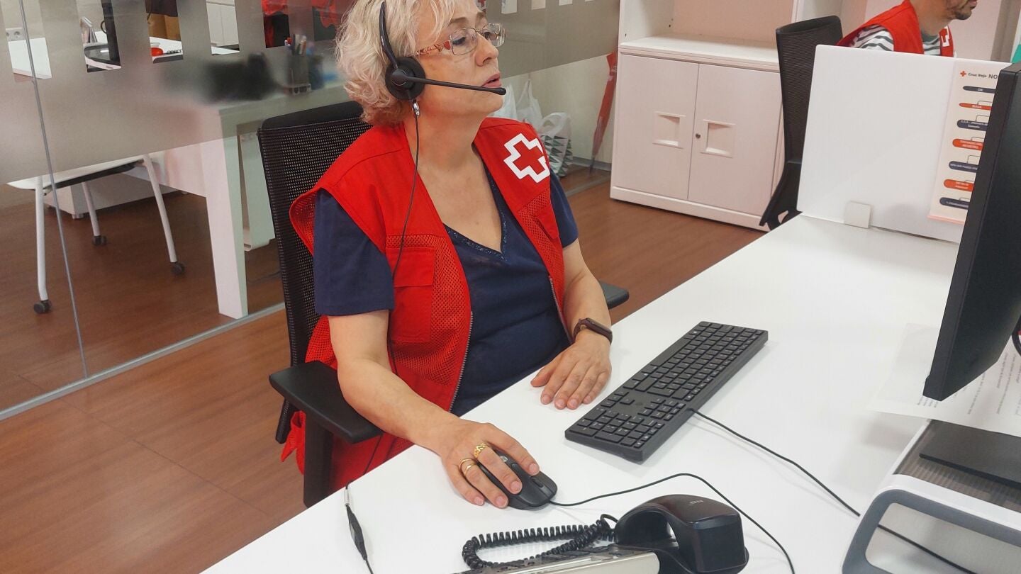 Una voluntaria de Cruz Roja durante una llamada