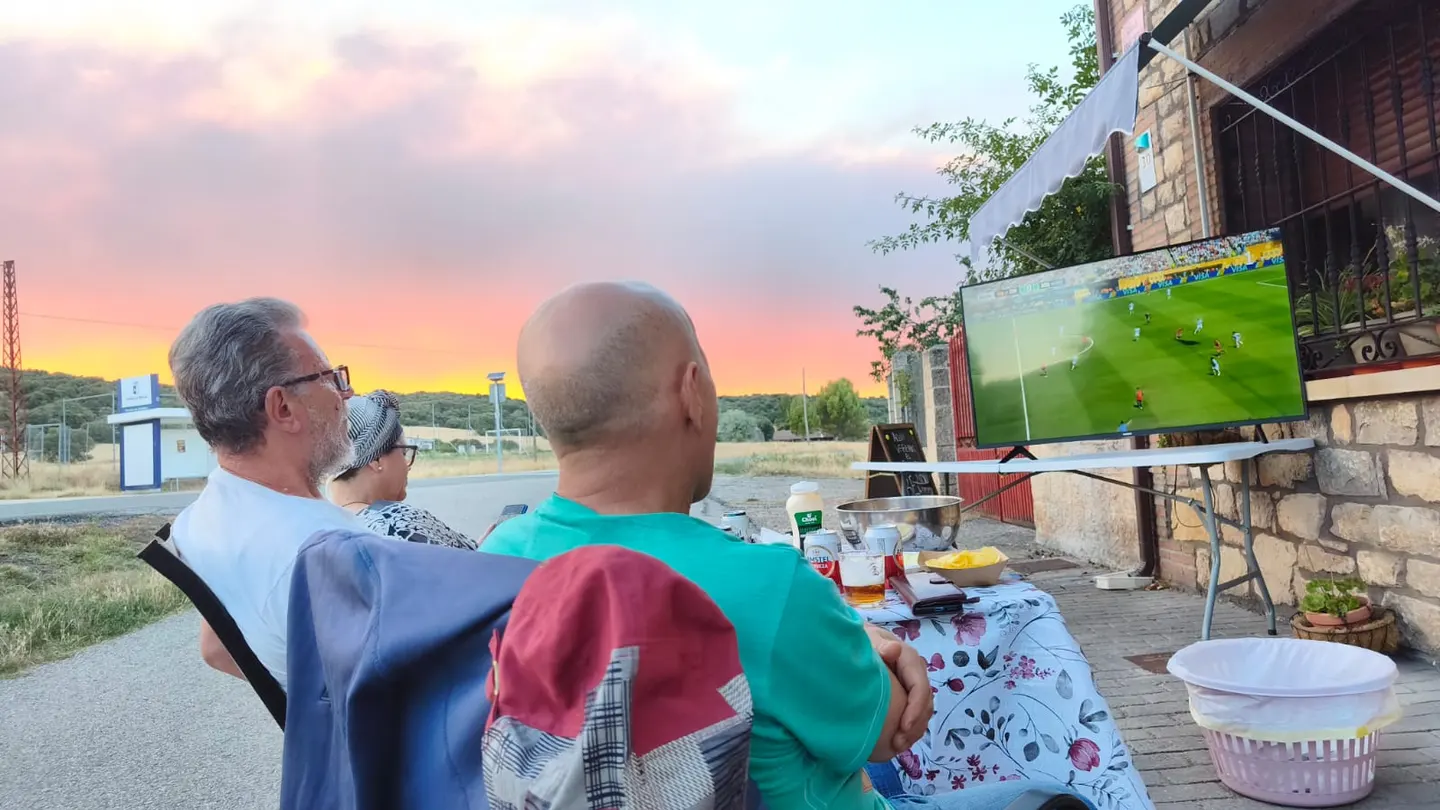 Emael López, viendo la final del Mundial con el incendio de La Mierla (Guadalajara) de fondo tras ser desalojado Emael López, viendo la final del Mundial con el incendio de La Mierla (Guadalajara) de fondo tras ser desalojado
