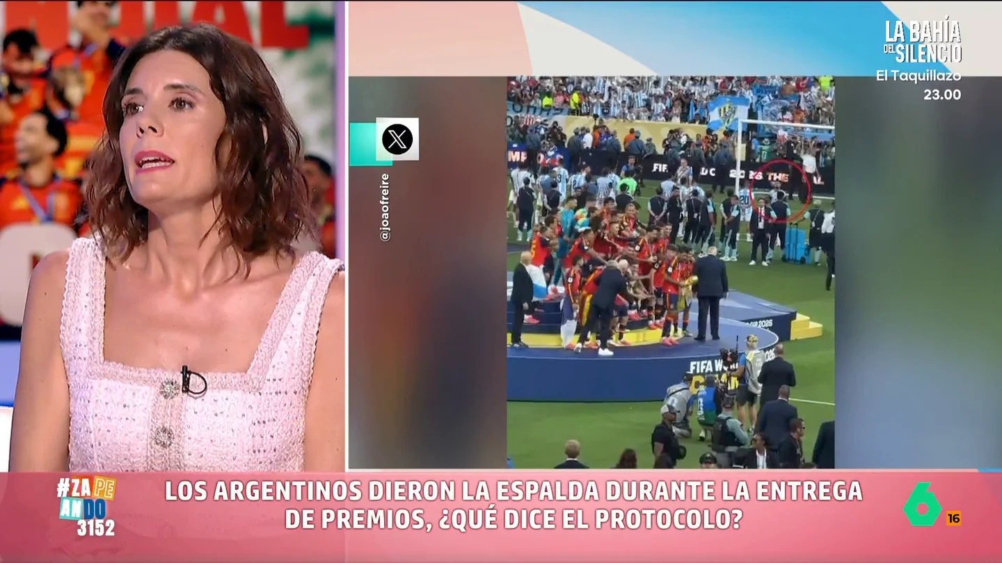 María José Gómez y Verdú, experta en protocolo, aplaude al 'Flaco' López por no dar la espalda a la selección María José Gómez y Verdú explica qué dice el protocolo sobre el comportamiento de los jugadores de Argentina durante la celebración de España: "Con las mismas que uno puede ganar, uno tiene que perder con valentía".