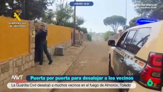 La Guardia Civil ha compartido un v&iacute;deo en el que se puede ver el trabajo a contrarreloj de los agentes para desalojar a los vecinos de la urbanizaci&oacute;n 'El encinar del Alberche', en Madrid, ante la cercan&iacute;a del incendio de Almorox, Toledo.