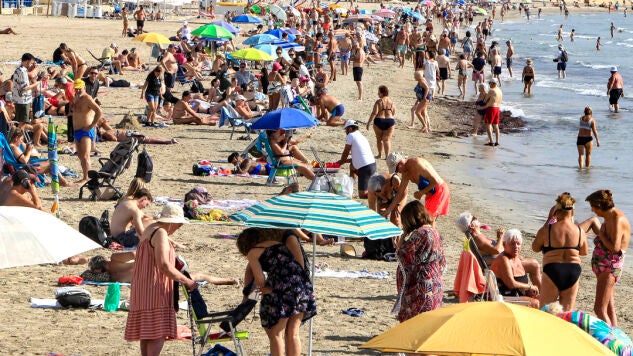 Imagen de la playa del Postiguet de Alicante, donde el jueves luc&iacute;a el sol y se alcanzaban temperaturas cercanas a los 30 grados. 