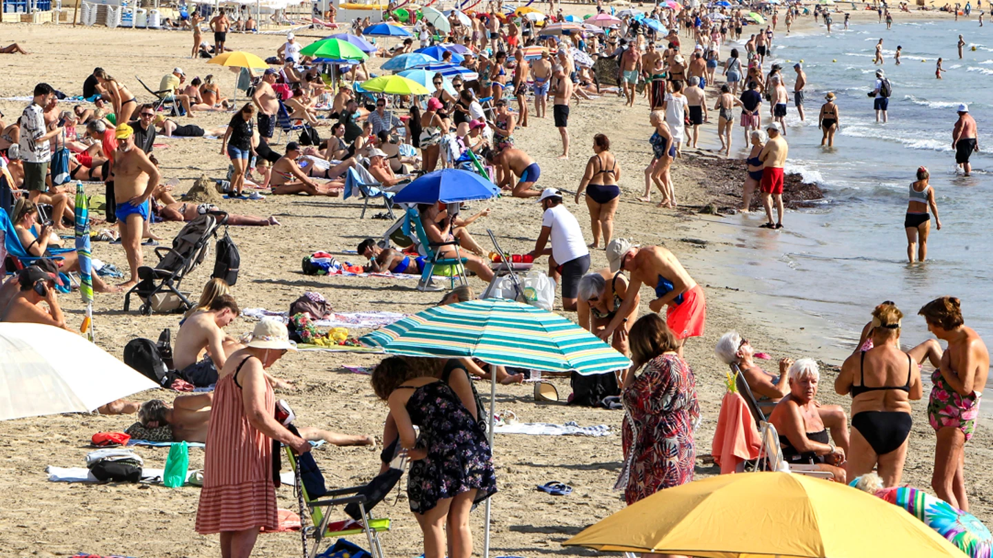 Imagen de la playa del Postiguet de Alicante, donde el jueves lucía el sol y se alcanzaban temperaturas cercanas a los 30 grados. Imagen de la playa del Postiguet de Alicante, donde el jueves lucía el sol y se alcanzaban temperaturas cercanas a los 30 grados.