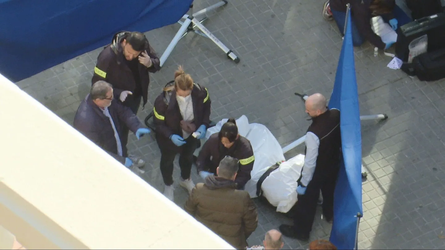 Un condenado por matar y descuartizar a su compañero de piso se fuga de prisión durante una salida programada. Un condenado por matar y descuartizar a su compañero de piso se fuga de prisión durante una salida programada.