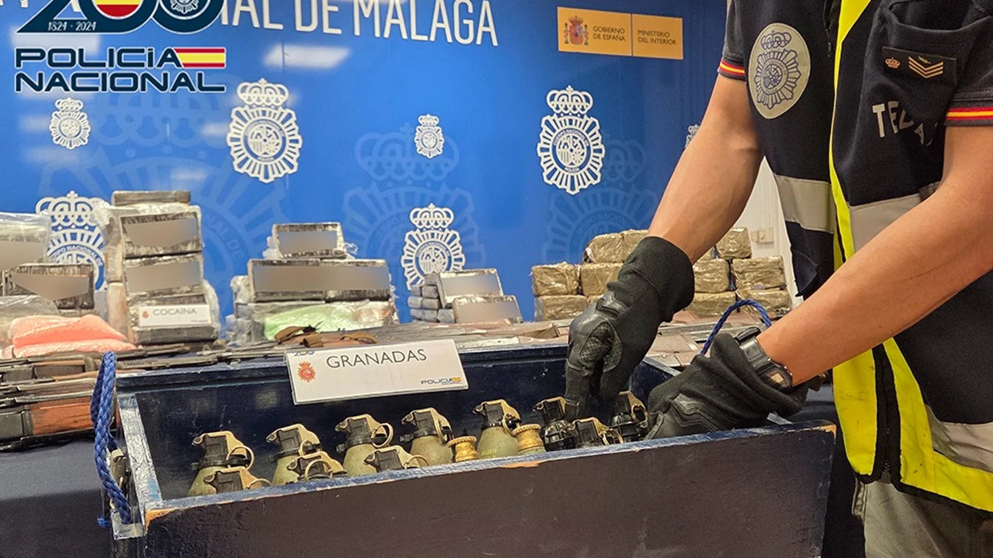 Se han intervenido 36 armas largas, 11 armas cortas, 11 granadas de mano y abundante munición. Se han intervenido 36 armas largas, 11 armas cortas, 11 granadas de mano y abundante munición.