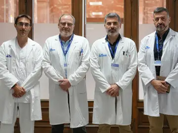 Imagen del equipo médico que ha llevado a cabo el primer trasplante en España entre dos personas con VIH. Imagen del equipo médico que ha llevado a cabo el primer trasplante en España entre dos personas con VIH.