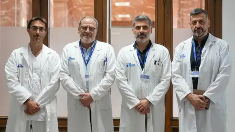 Imagen del equipo médico que ha llevado a cabo el primer trasplante en España entre dos personas con VIH. Imagen del equipo médico que ha llevado a cabo el primer trasplante en España entre dos personas con VIH.