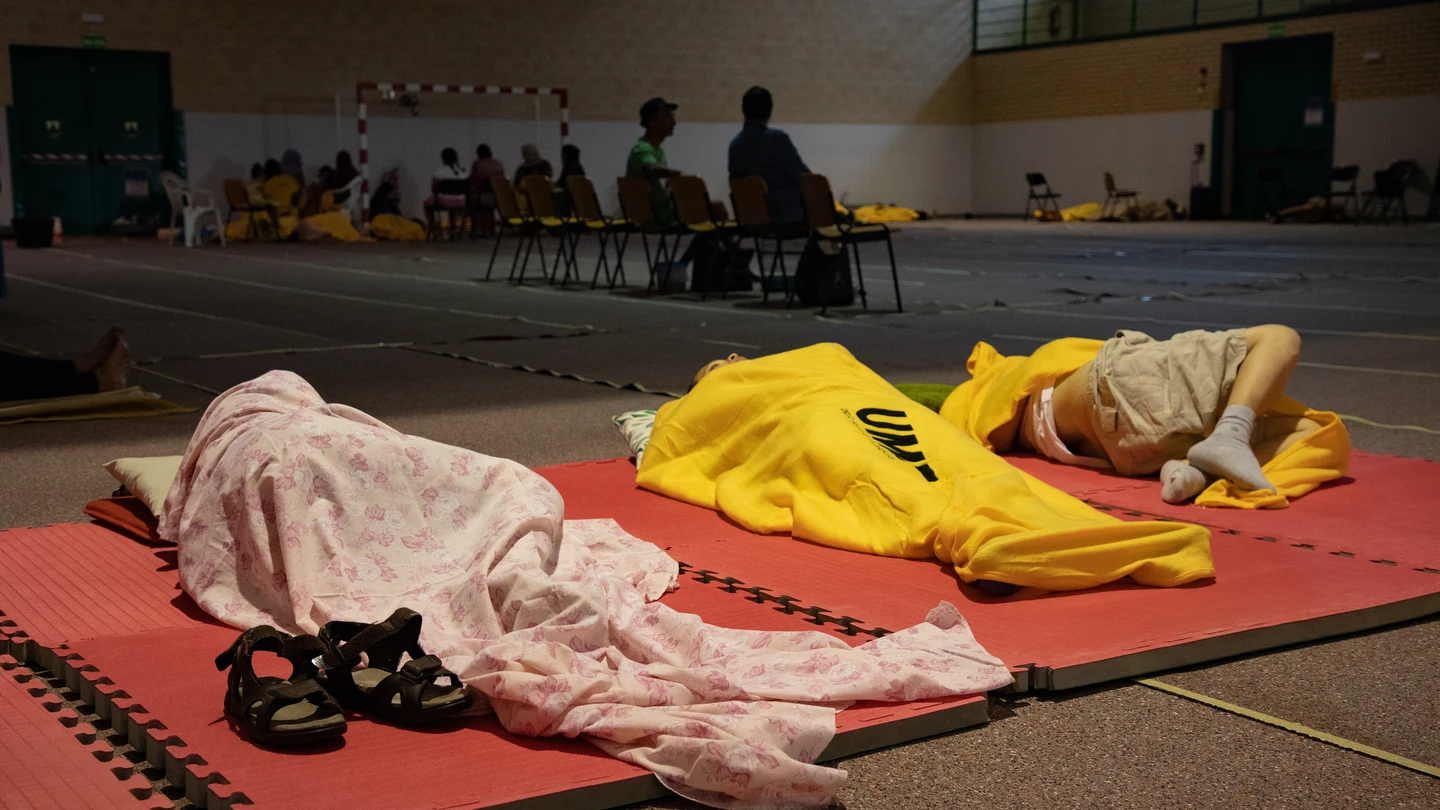Varias personas desalojadas por el incendio forestal se refugian en el Polideportivo de Villamanta, a 24 de julio de 2026, en Villamanta, Madrid (España). Varias personas desalojadas por el incendio forestal se refugian en el Polideportivo de Villamanta, a 24 de julio de 2026, en Villamanta, Madrid (España).