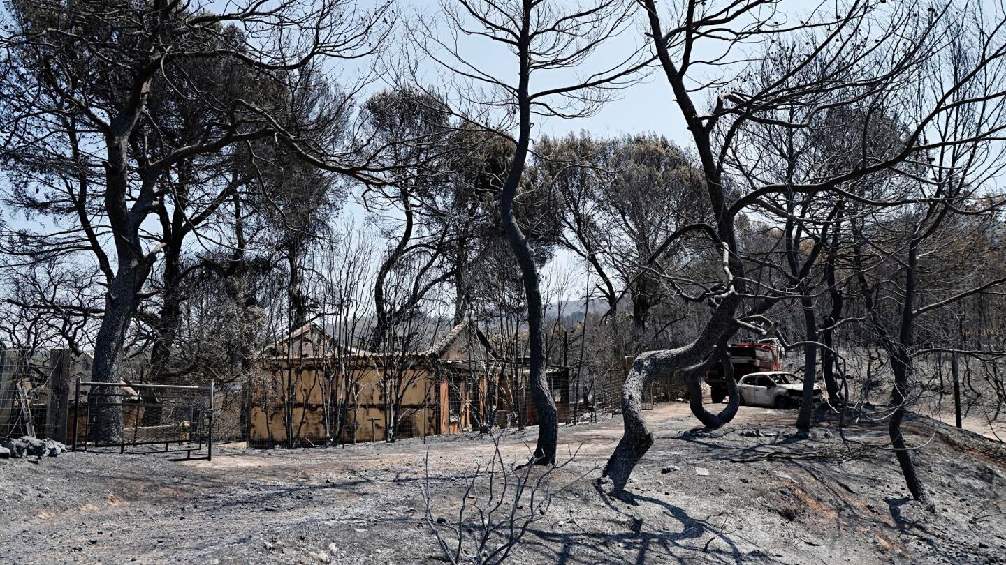 Una casa calcinada tras un gran incendio forestal en Ponteves, al sur de Francia