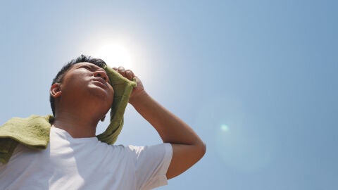 Hombre cansado bajo el sol
