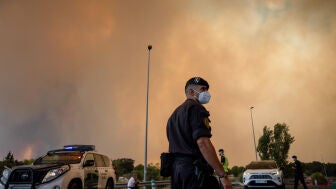 Los tres fuegos de Madrid se fusionan en un gran incendio sin control que deja casi 20.000 evacuados