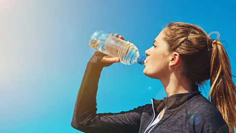 Mujer bebiendo agua Mujer bebiendo agua