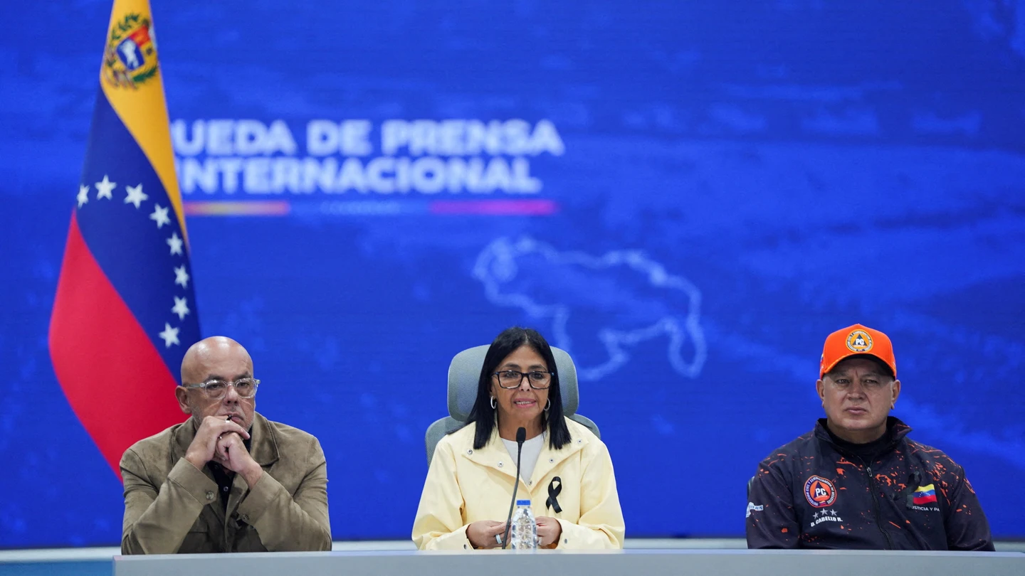 La presidenta interina de Venezuela, Delcy Rodríguez, junto al presidente de la Asamblea, Jorge Rodríguez (izquierda), y el ministro del Interior, Diosdado Cabello (derecha) La presidenta interina de Venezuela, Delcy Rodríguez, junto al presidente de la Asamblea, Jorge Rodríguez (izquierda), y el ministro del Interior, Diosdado Cabello (derecha)