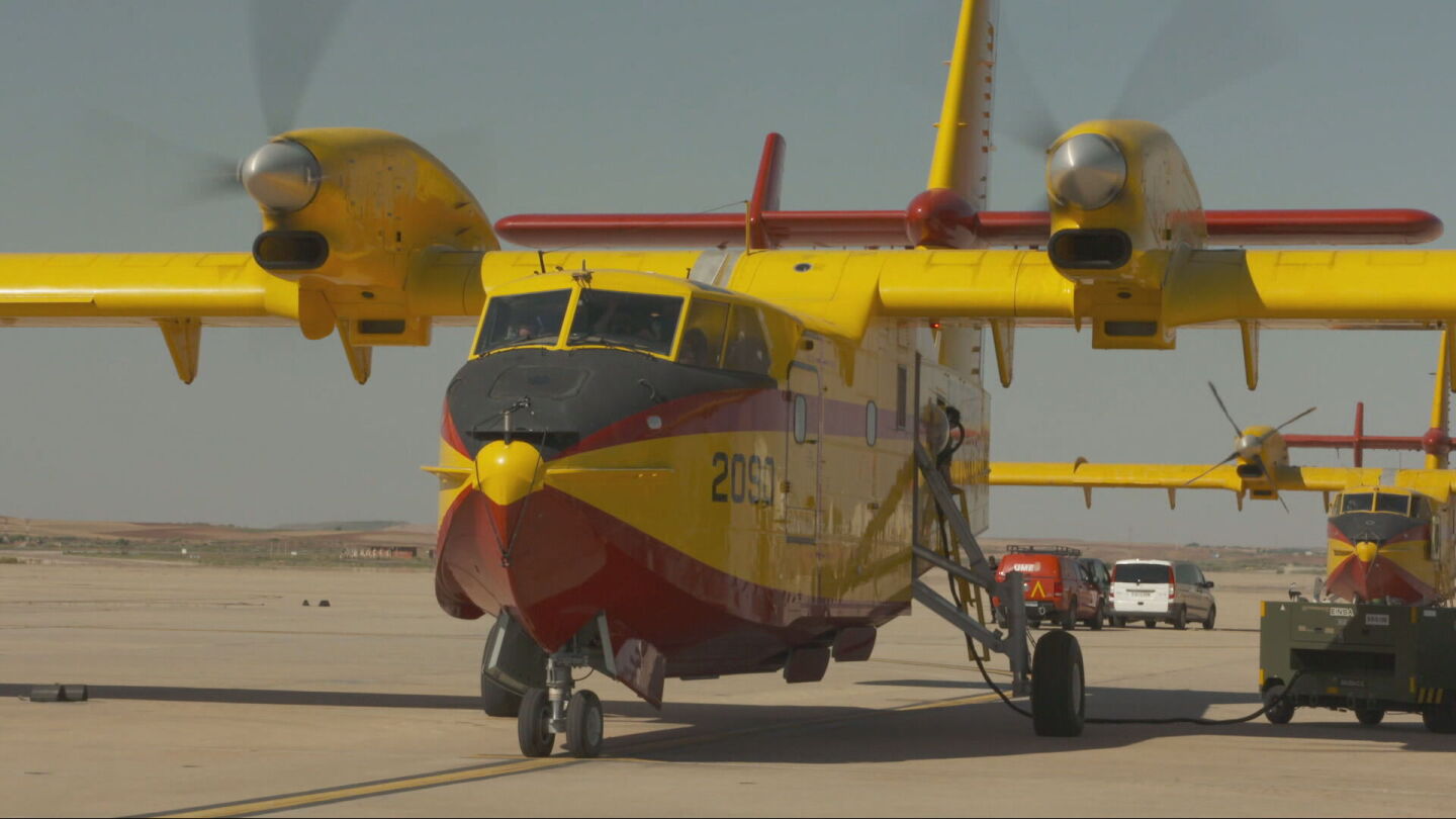 Un avi&oacute;n, en la lucha contra los incendios en Espa&ntilde;a