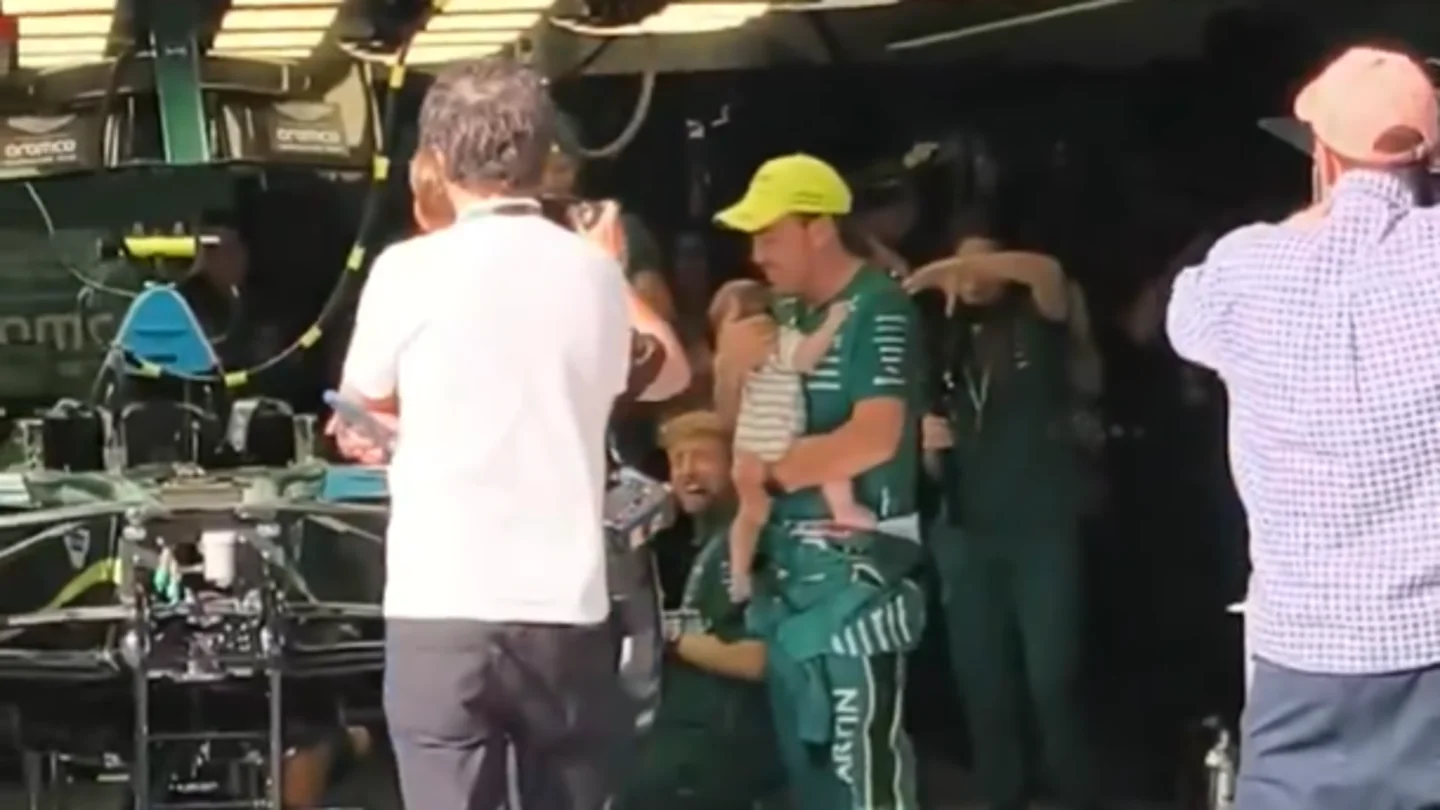 La imagen más bonita del GP de Hungría: Fernando Alonso acude al paddock con su hijo La imagen más bonita del GP de Hungría: Fernando Alonso acude al paddock con su hijo