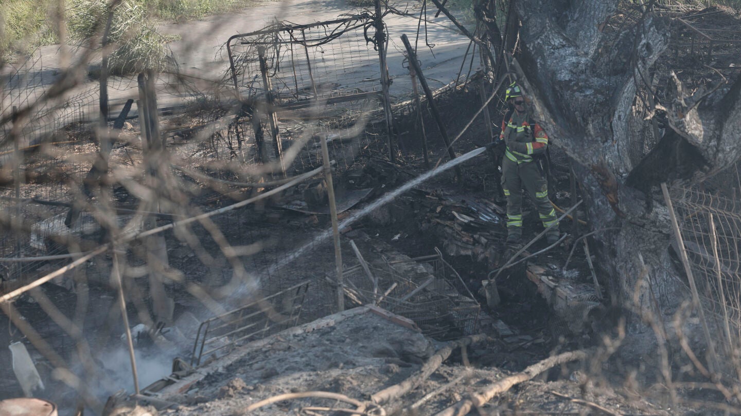 Imagen del incendio declarado en una zona de barranco en el t&eacute;rmino municipal de Manises (Valencia)