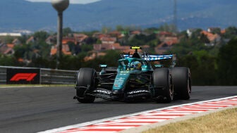 Alonso conduciendo su Aston Martin