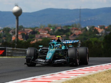 Alonso conduciendo su Aston Martin