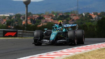 Alonso conduciendo su Aston Martin