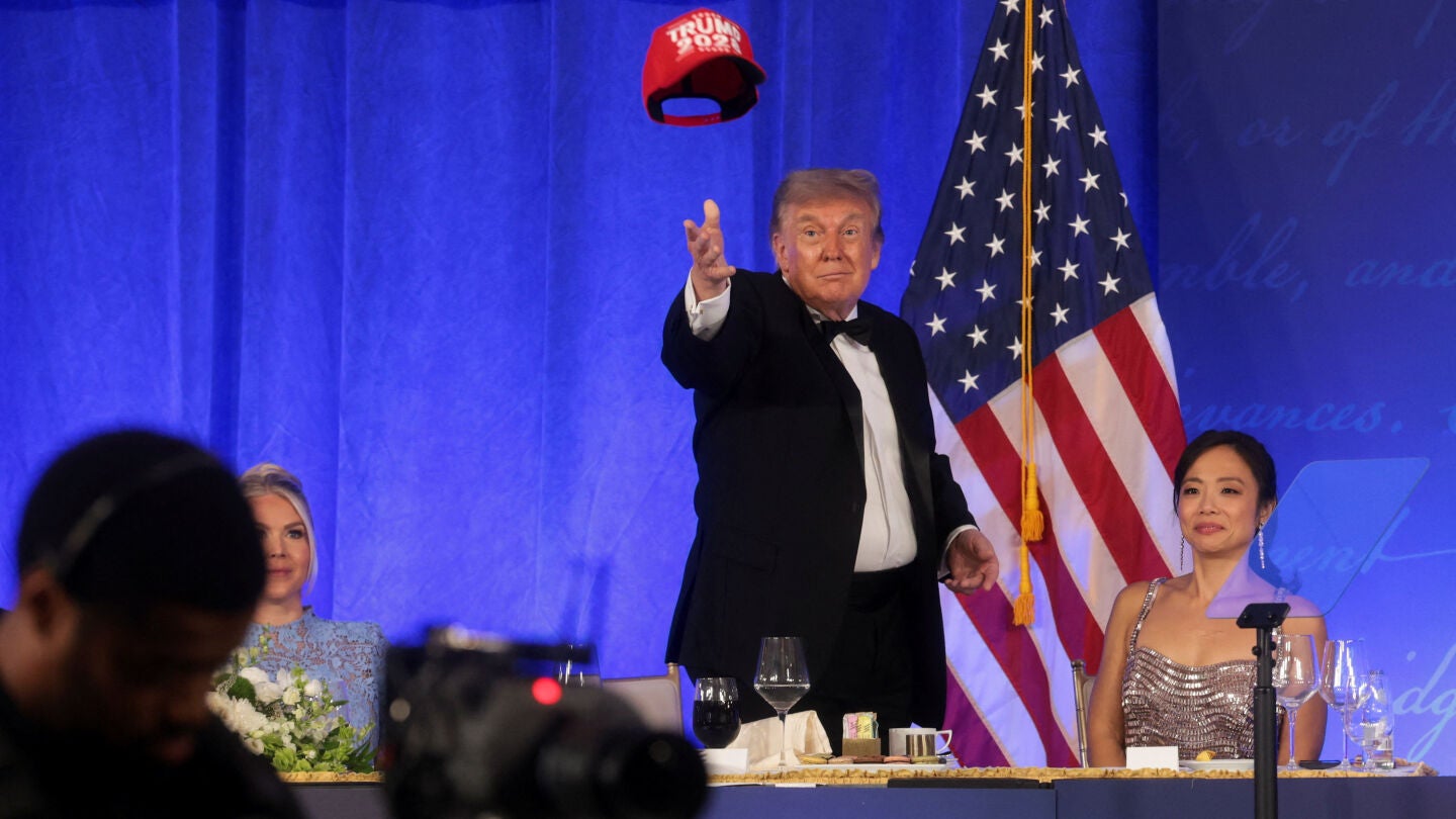 Donald Trump lanza una gorra con la inscripci&oacute;n "Trump 2028" durante la actuaci&oacute;n del mentalista Oz Pearlman en la cena de la Asociaci&oacute;n de Corresponsales de la Casa Blanca