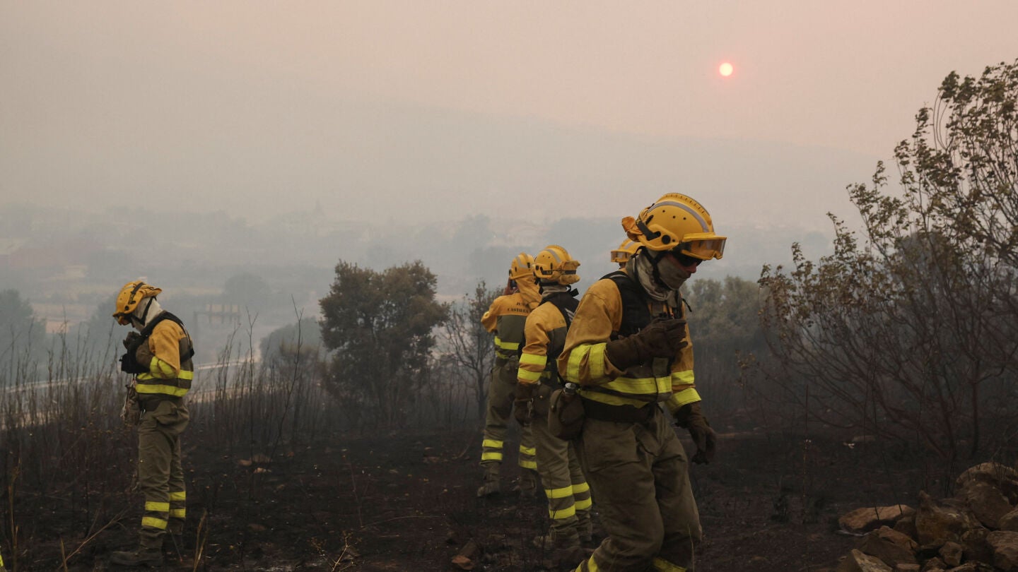 Los bomberos eval&uacute;an la zona a las afueras del pueblo de El Tiemblo durante las labores para combatir un incendio forestal que afecta a la provincia de Castilla y Le&oacute;n, Espa&ntilde;a