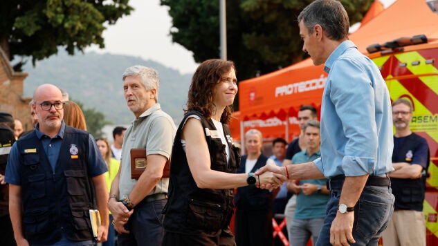 Isabel D&iacute;az Ayuso y Pedro S&aacute;nchez se dan la mano en el Puesto de Mando Avanzado ubicado en la localidad madrile&ntilde;a de Cenicientos