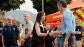 Isabel D&iacute;az Ayuso y Pedro S&aacute;nchez se dan la mano en el Puesto de Mando Avanzado ubicado en la localidad madrile&ntilde;a de Cenicientos