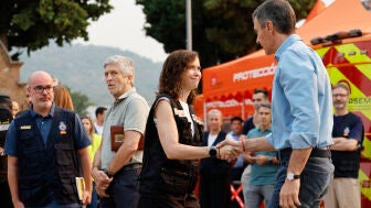 Isabel D&iacute;az Ayuso y Pedro S&aacute;nchez se dan la mano en el Puesto de Mando Avanzado ubicado en la localidad madrile&ntilde;a de Cenicientos