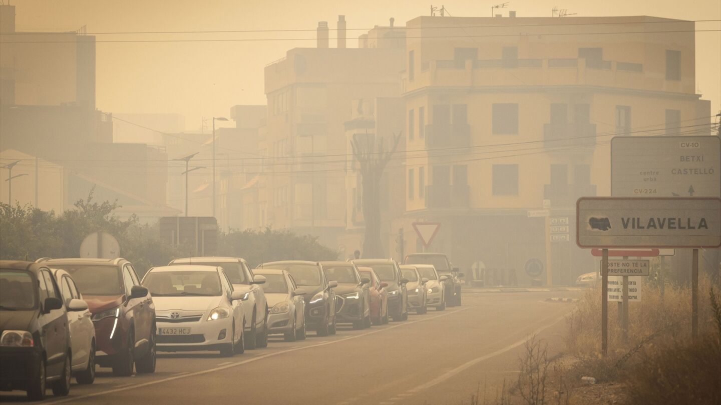 Un total de 16 municipios y barrios y unas 15.000 personas desalojadas a causa del incendio de la Vall d'Uix&oacute;