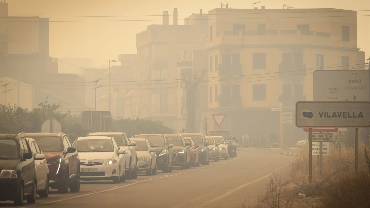 Un total de 16 municipios y barrios y unas 15.000 personas desalojadas a causa del incendio de la Vall d'Uixó Un total de 16 municipios y barrios y unas 15.000 personas desalojadas a causa del incendio de la Vall d'Uixó